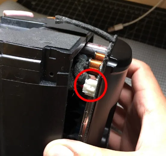 The speaker cable's connector, circled